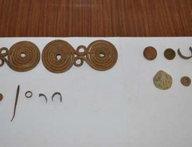 Εντοπίστηκε πλήθος αρχαίων νομισμάτων σε σπίτια δύο ανδρών στη Θεσσαλονίκη (φωτό)